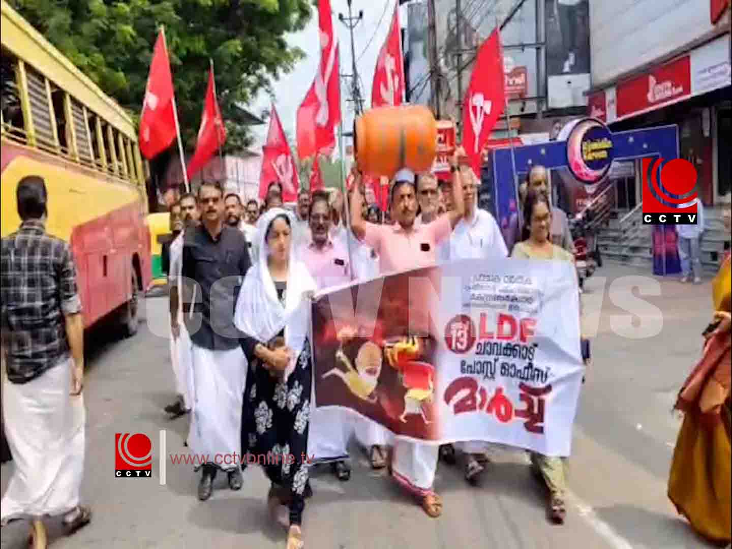 ഗ്യാസ് സിലിണ്ടര് തലയിലേന്തി ചാവക്കാട് പോസ്റ്റ് ഓഫീസിലേക്ക് മാര്ച്ച് നടത്തി