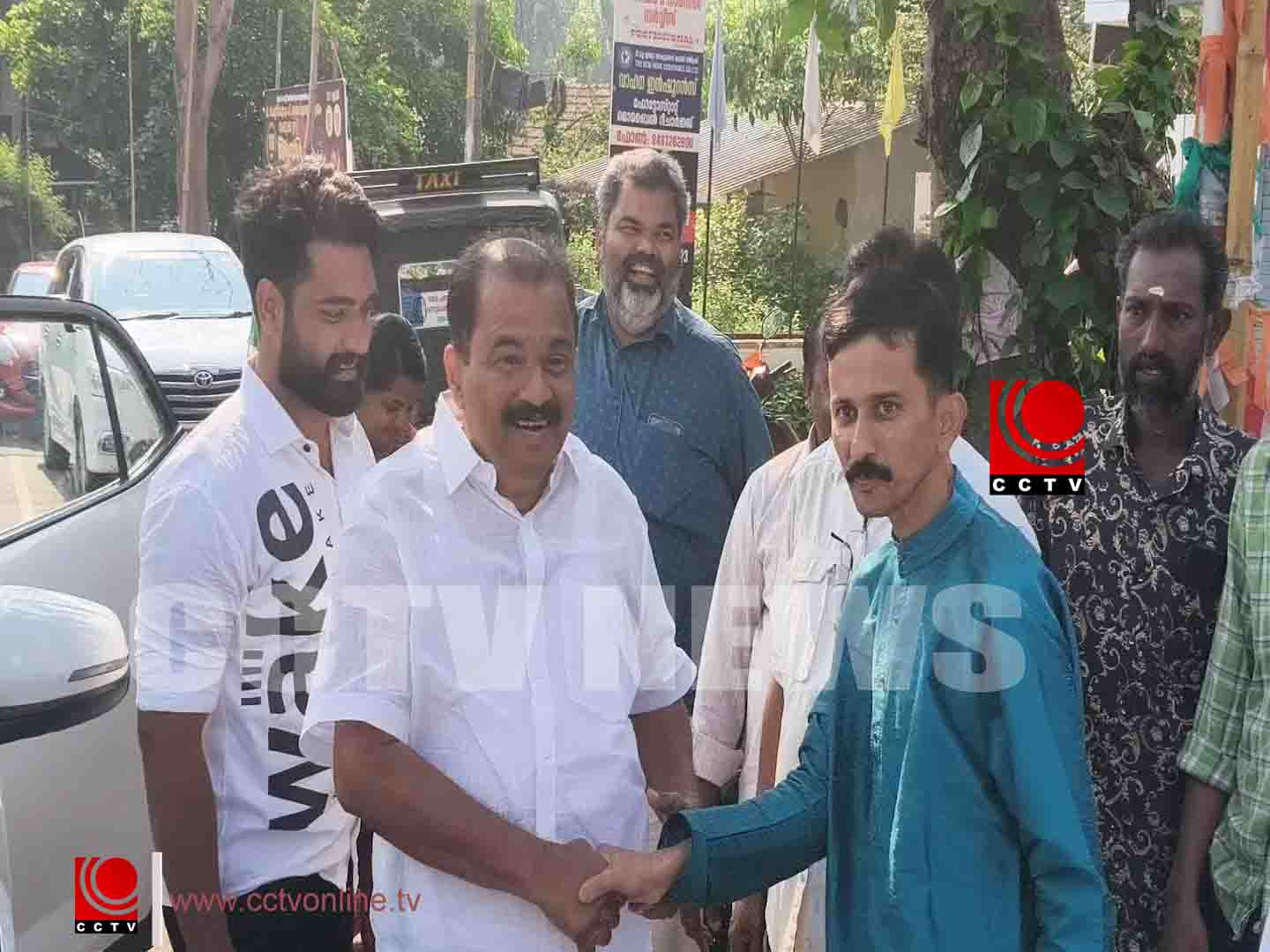 യു.ഡി.എഫ് സ്ഥാനാര്ത്ഥി പി.ടി.അജയ് മോഹന് എരുമപ്പെട്ടി പഞ്ചായത്തില് പര്യാടനം നടത്തി