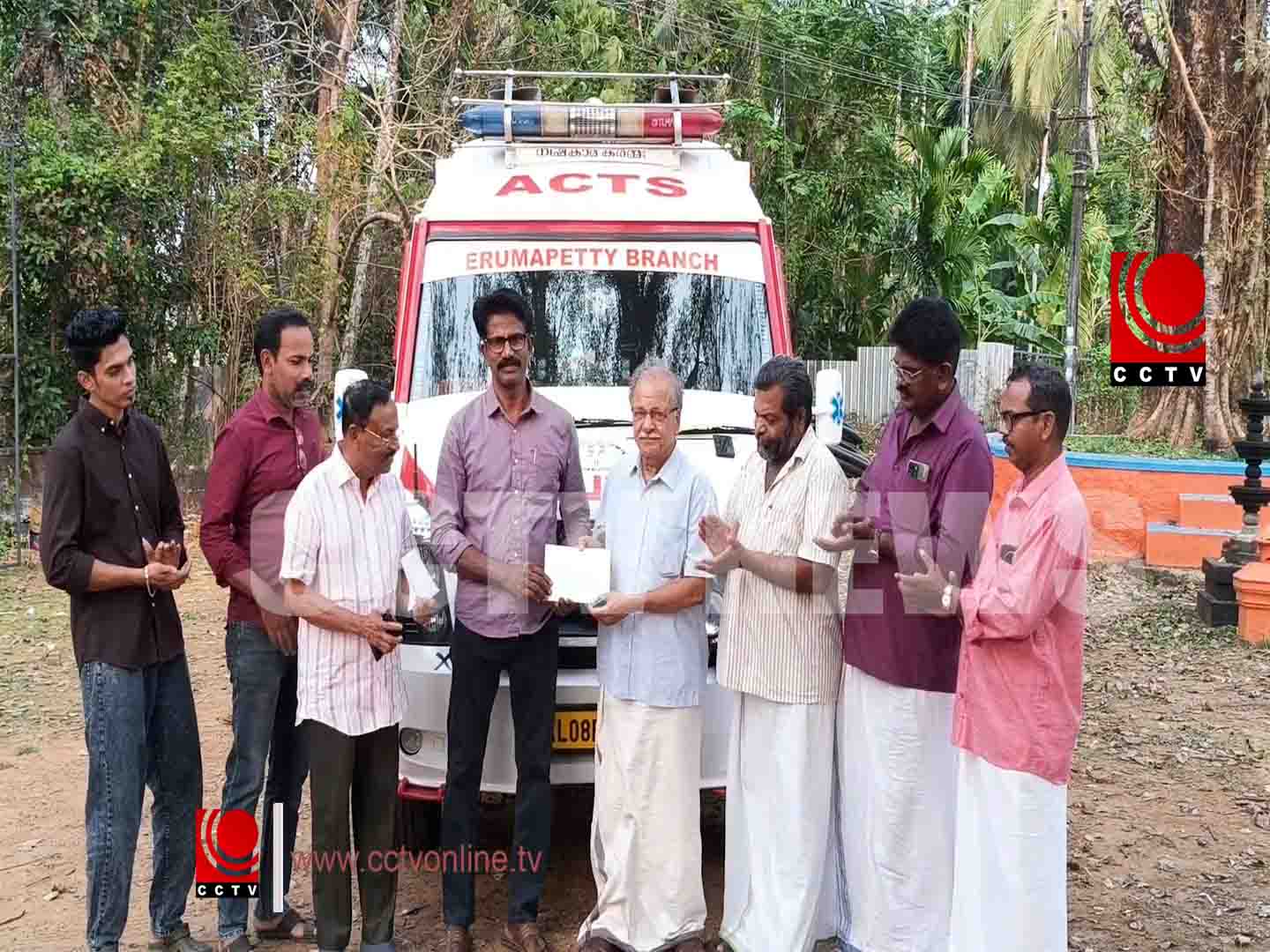 എരുമപ്പെട്ടി ആക്ട്സിന് മണ്ടംപറമ്പ് യുവദര്ശി ജീവകാരുണ്യ സംഘടന ധന സഹായം നല്കി