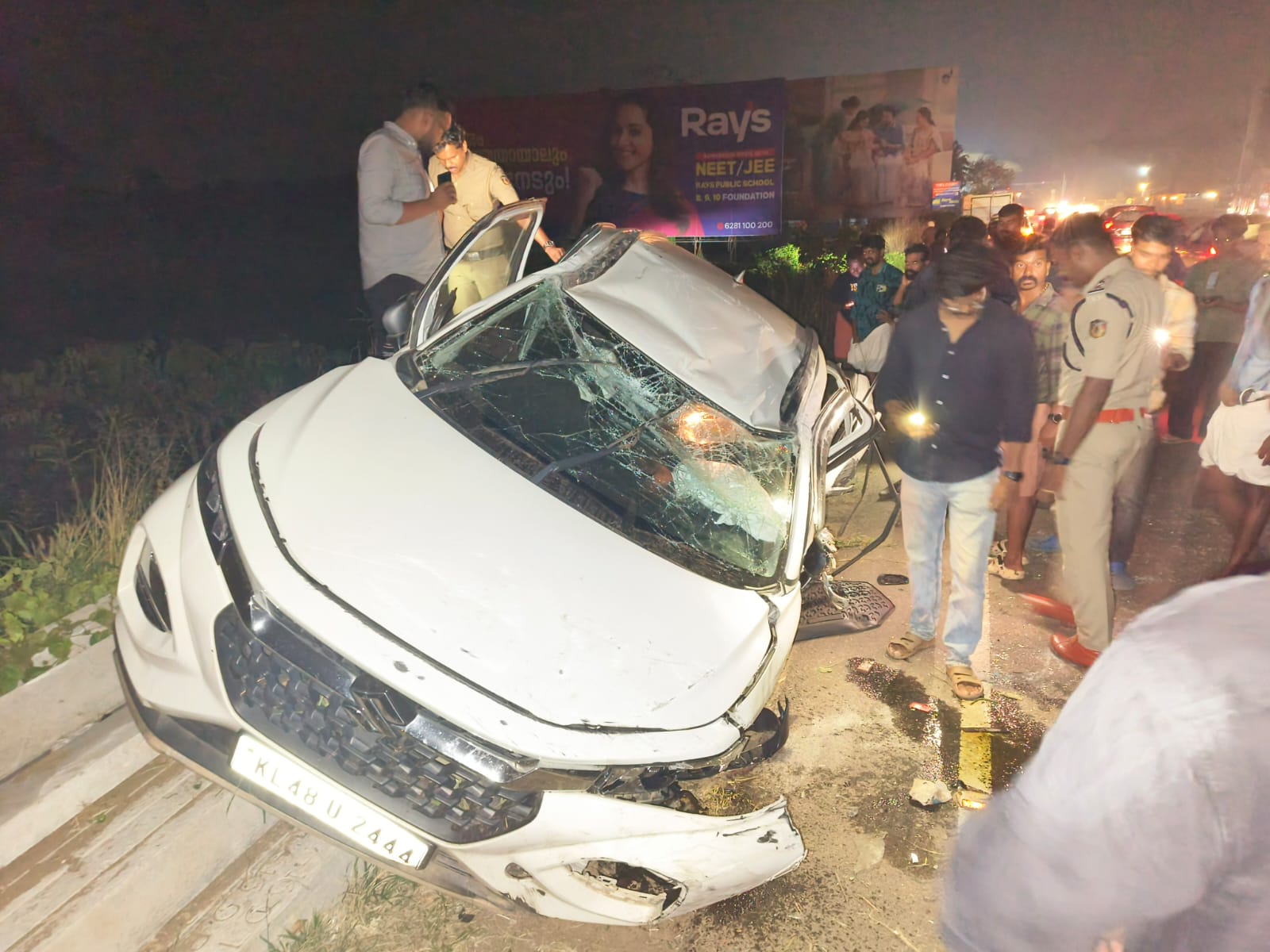 കടവല്ലൂരിൽ കാറും ലോറിയും കൂട്ടിയിടിച്ച് അപകടം; കാർ തലകീഴായി മറിഞ്ഞു, രണ്ട് പേർക്ക് പരിക്ക്.