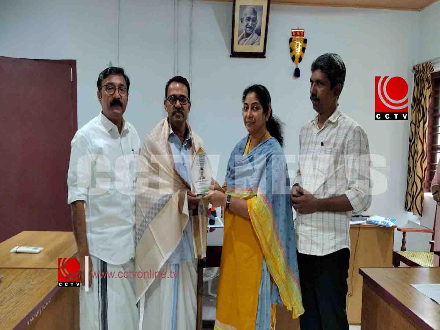 തൃശ്ശൂര് ജില്ലയില് ഏറ്റവും നല്ല സ്കൂള് ഡ്രൈവറായി തിരഞ്ഞടുക്കപ്പെട്ട ജോസിനെ ആദരിച്ചു