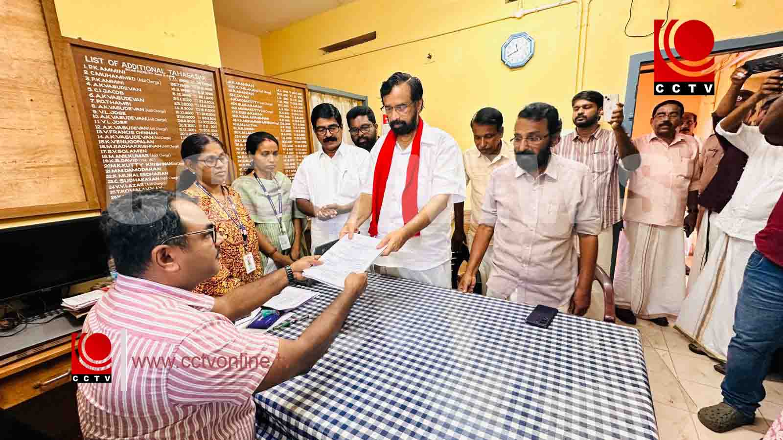 മണലൂരില് പ്രൊഫ.സി രവീന്ദ്രനാഥ് നാമനിര്ദേശ പത്രിക സമര്പ്പിച്ചു