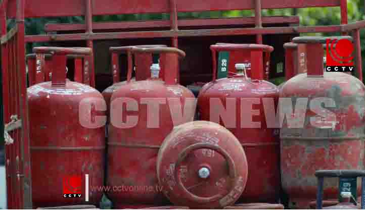 രാജ്യത്ത് എൽപിജി നിയന്ത്രണം? വാതക ലഭ്യത ഉറപ്പു വരുത്താൻ മൂന്നംഗ സമിതി