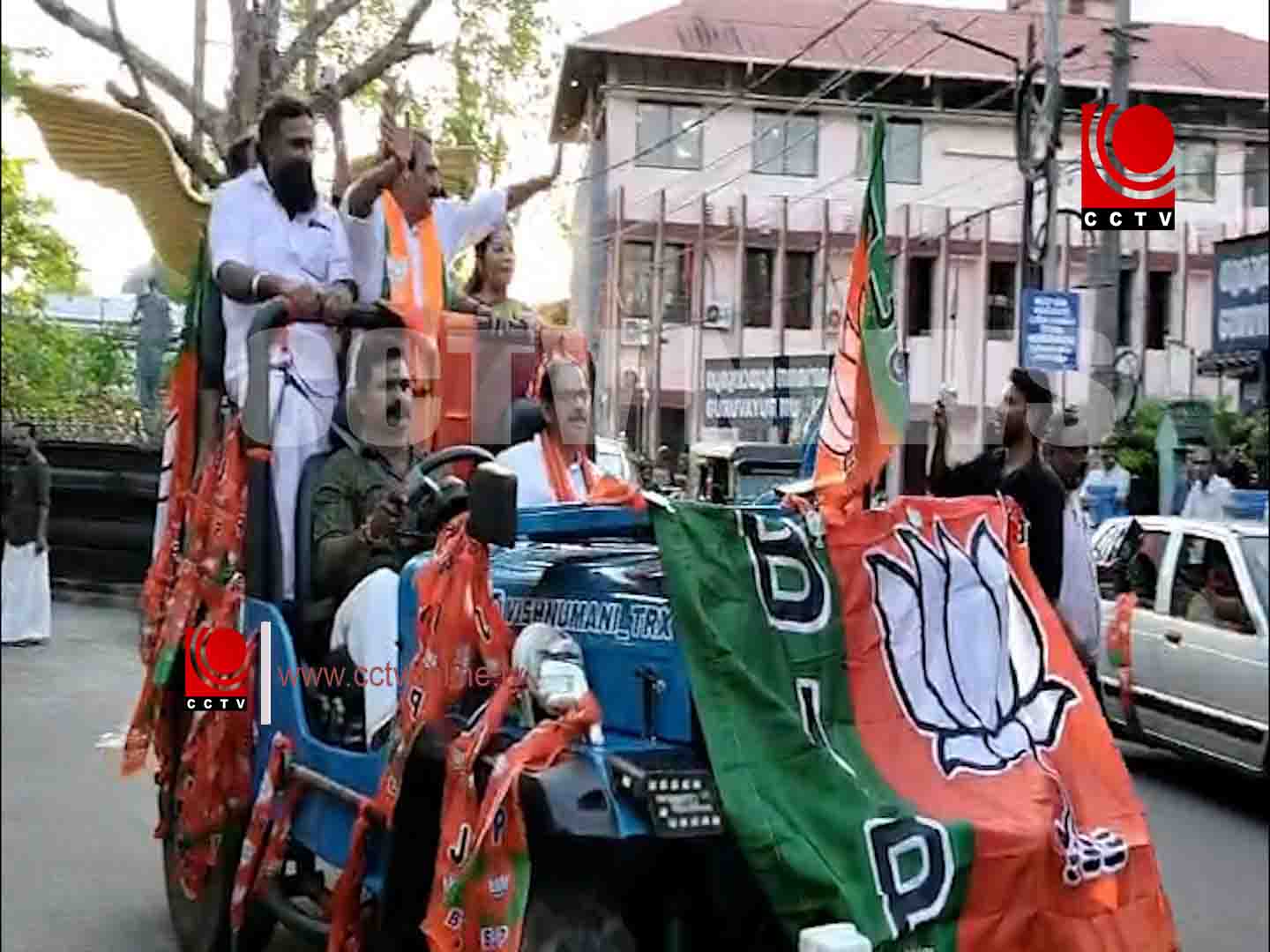 ഗുരുവായൂരില് ആവേശം പകര്ന്ന് എന്.ഡി.എ. സ്ഥാനാര്ത്ഥി അഡ്വ: ബി. ഗോപാലകൃഷ്ണന്റെ റോഡ് ഷോ