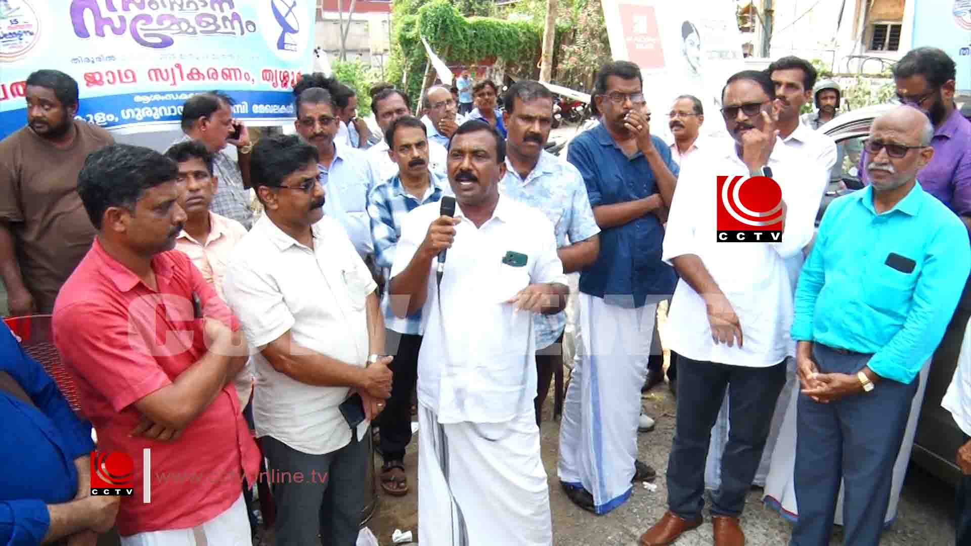 സിഒഎ 15-ാം സംസ്ഥാന സമ്മേളനം പതാക ജാഥയ്ക്ക് കുന്നംകുളത്ത് ആവേശകരമായ സ്വീകരണം