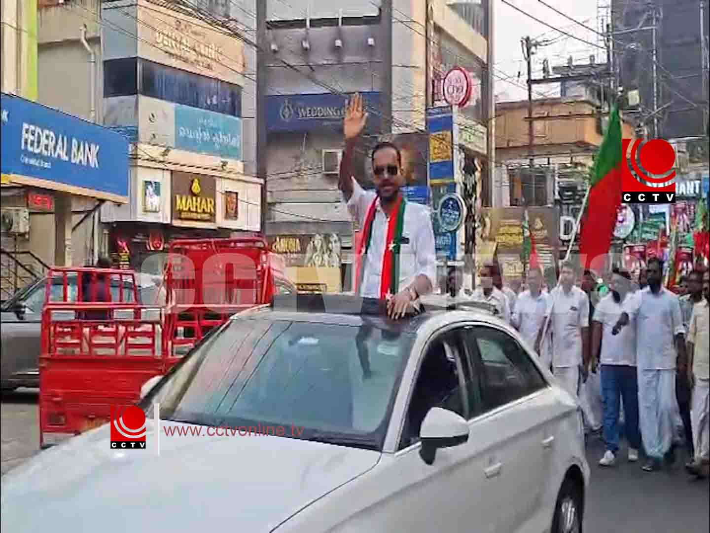 ഗുരുവായൂര് മണ്ഡലം എസ്ഡിപിഐ സ്ഥാനാര്ത്ഥി കെ.വി. നാസറിന് ചാവക്കാട് സെന്ററില് സ്വീകരണം നല്കി