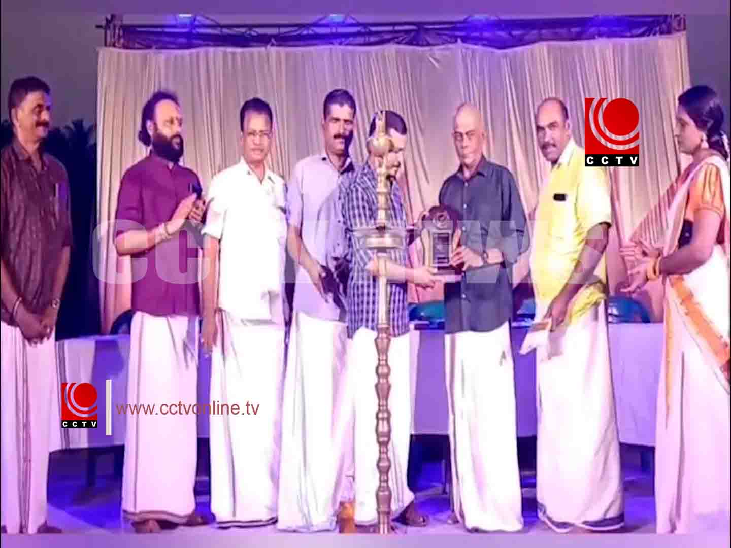 കൊരട്ടിക്കര വിഷ്ണു ഭഗവതി ക്ഷേത്രത്തിലെ കലാസന്ധ്യയോടനുബന്ധിച്ച് വിവിധ മേഖലകളിലുള്ളവരെ ആദരിച്ചു