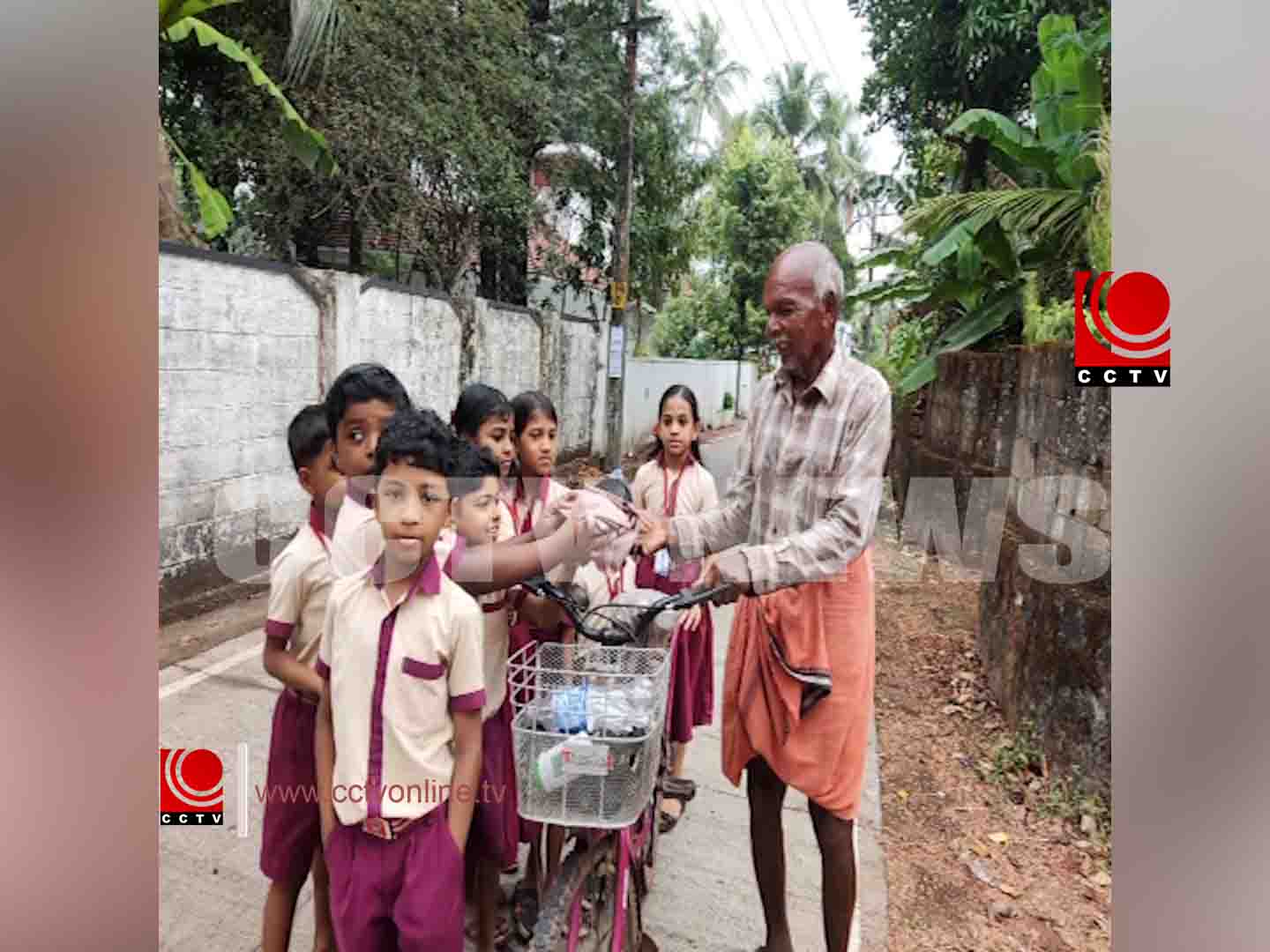 മാതൃകയായി ഇക്കോ ക്ലബ്ബ്; പുന്നയൂര്ക്കുളത്ത് തുണിസഞ്ചികള് വിതരണം ചെയ്തു