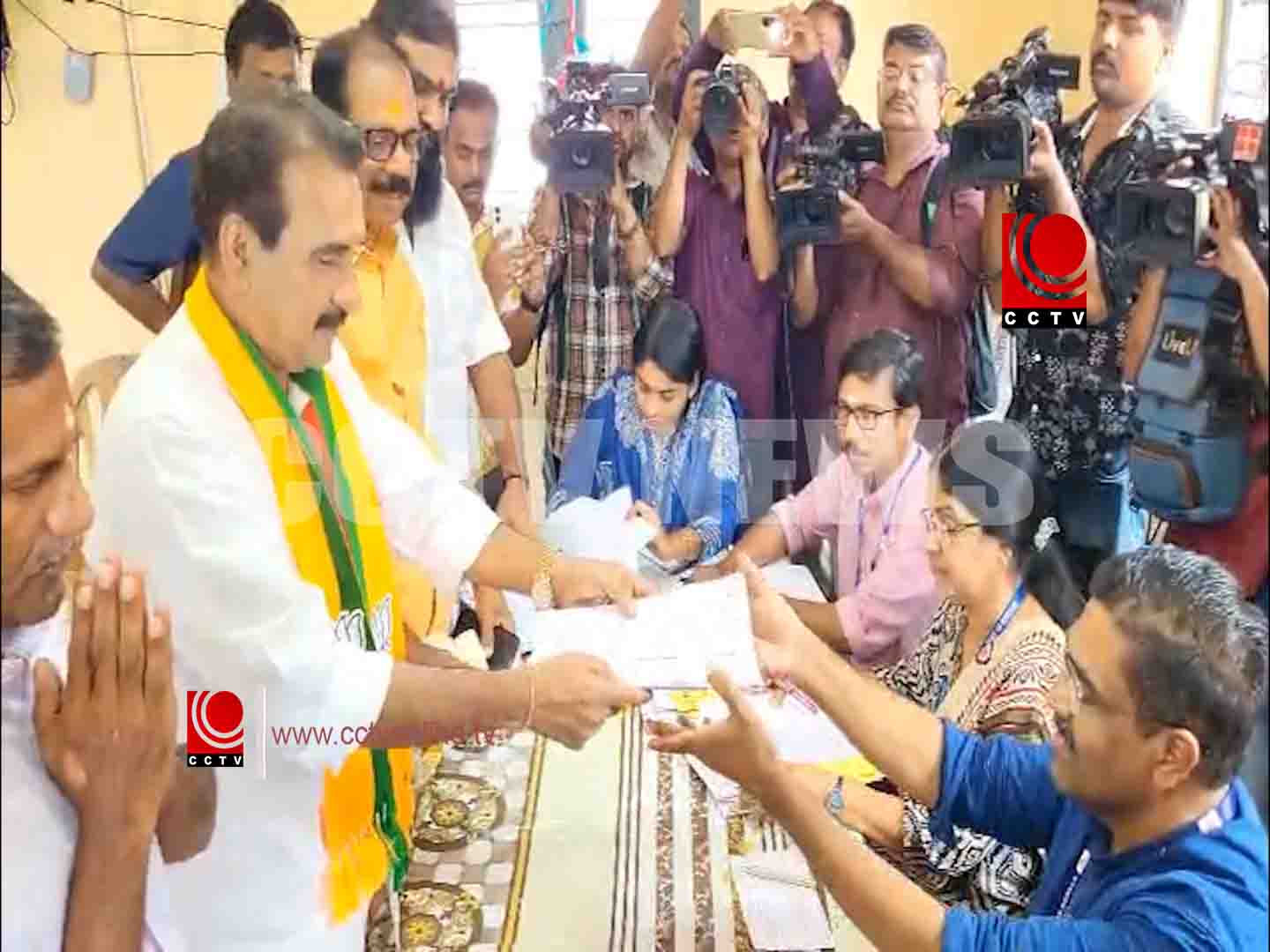 ഗുരുവായൂര് എന്ഡിഎ സ്ഥാനാര്ഥി ബി ഗോപാലകൃഷ്ണന് നാമനിര്ദേശ പത്രിക സമര്പ്പിച്ചു