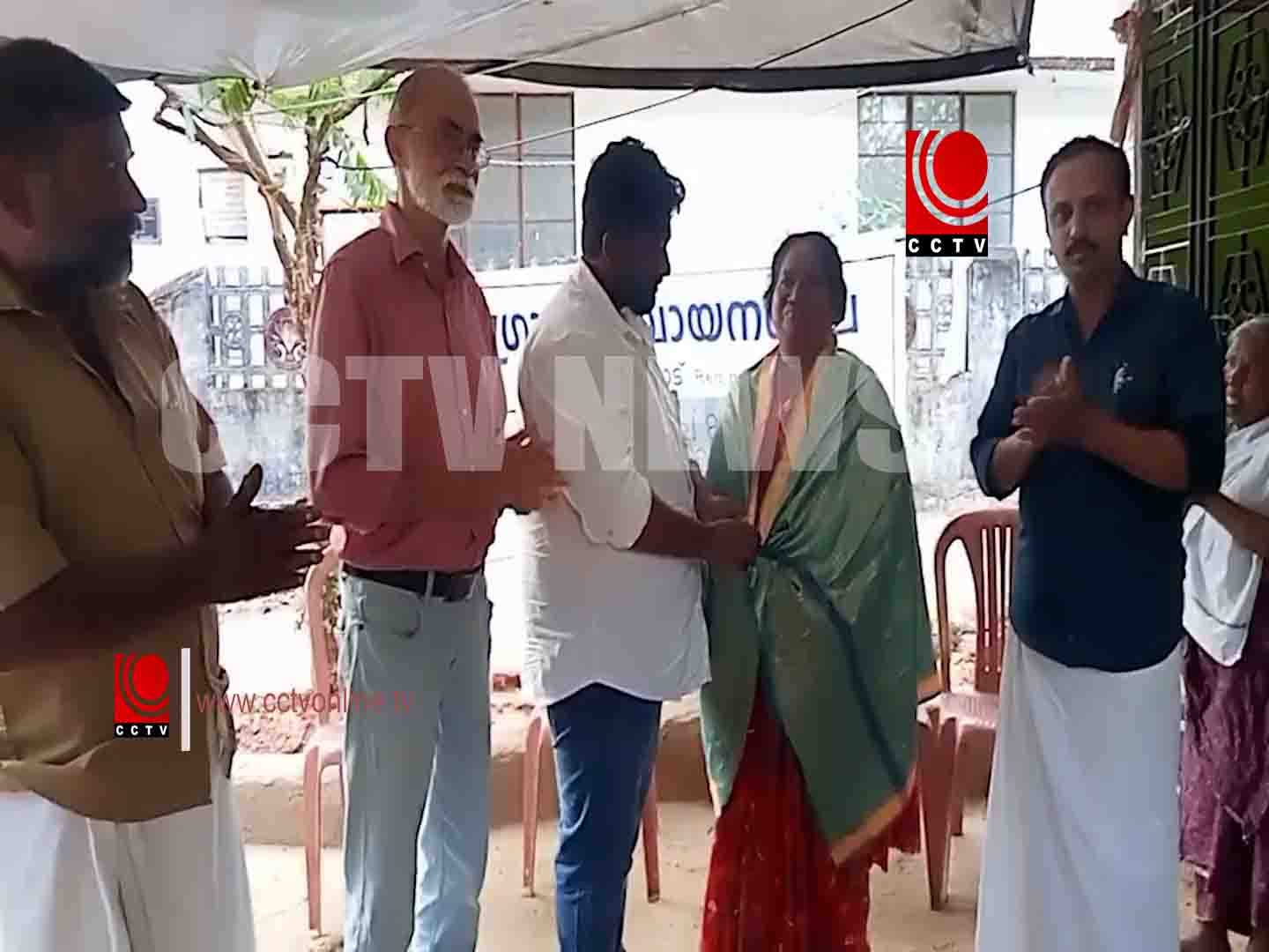 രണ്ടു പതിറ്റാണ്ടായി വിദ്യാര്ത്ഥികള്ക്ക് ഉച്ചഭക്ഷണം തയ്യാറാക്കുന്ന ഷൈലജ രവിയെ ആദരിച്ചു