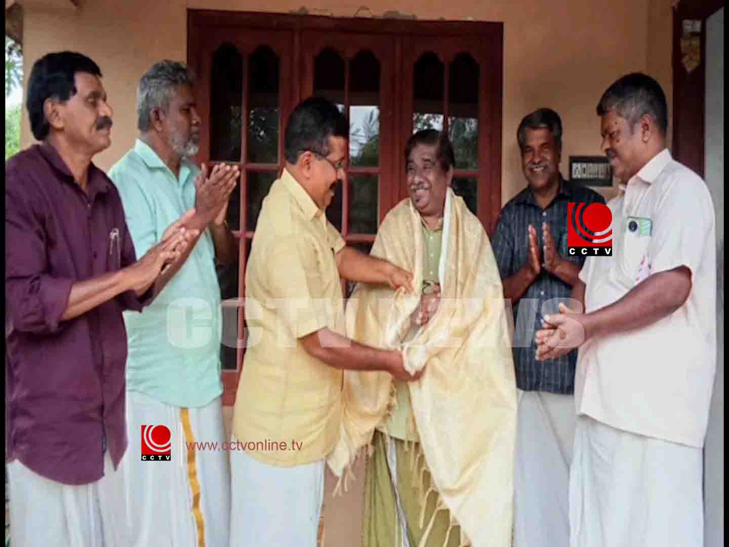 വേലൂരിൻ്റെ സ്വന്തം നാടക കലാകാരനായ പ്രബലന് വേലൂരിനെ ആദരിച്ചു