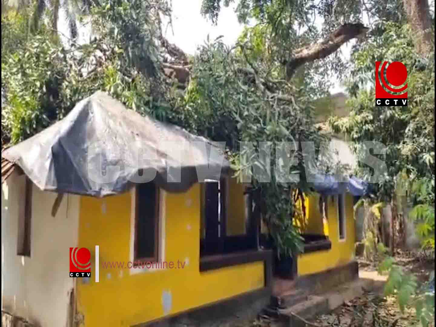 ശക്തമായ കാറ്റില് വീടിന് മുകളിലേക്ക് മരം മുറിഞ്ഞുവീണു; രണ്ട് പേര്ക്ക് പരിക്ക്
