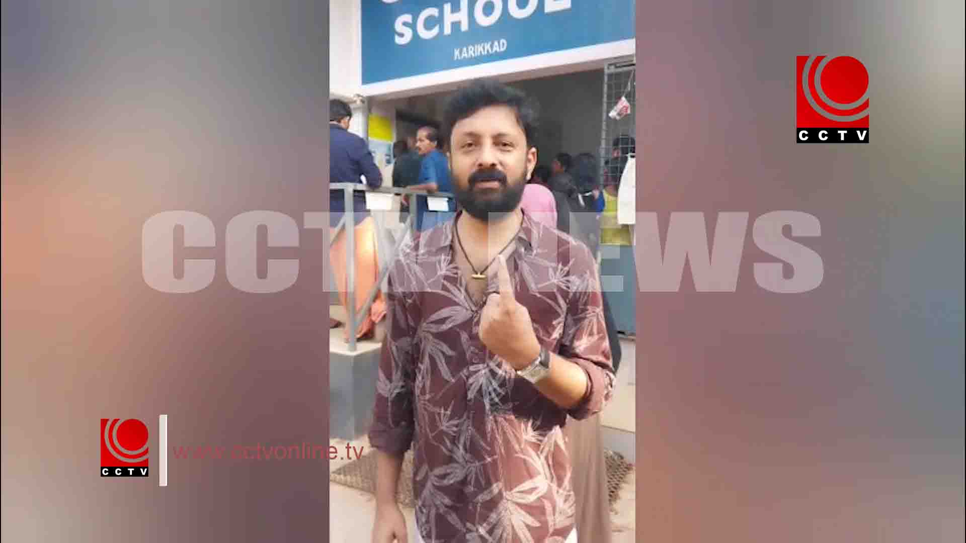 ഗാനരചയിതാവ് ബി.കെ.ഹരിനാരായണന് വോട്ട് രേഖപ്പെടുത്തി