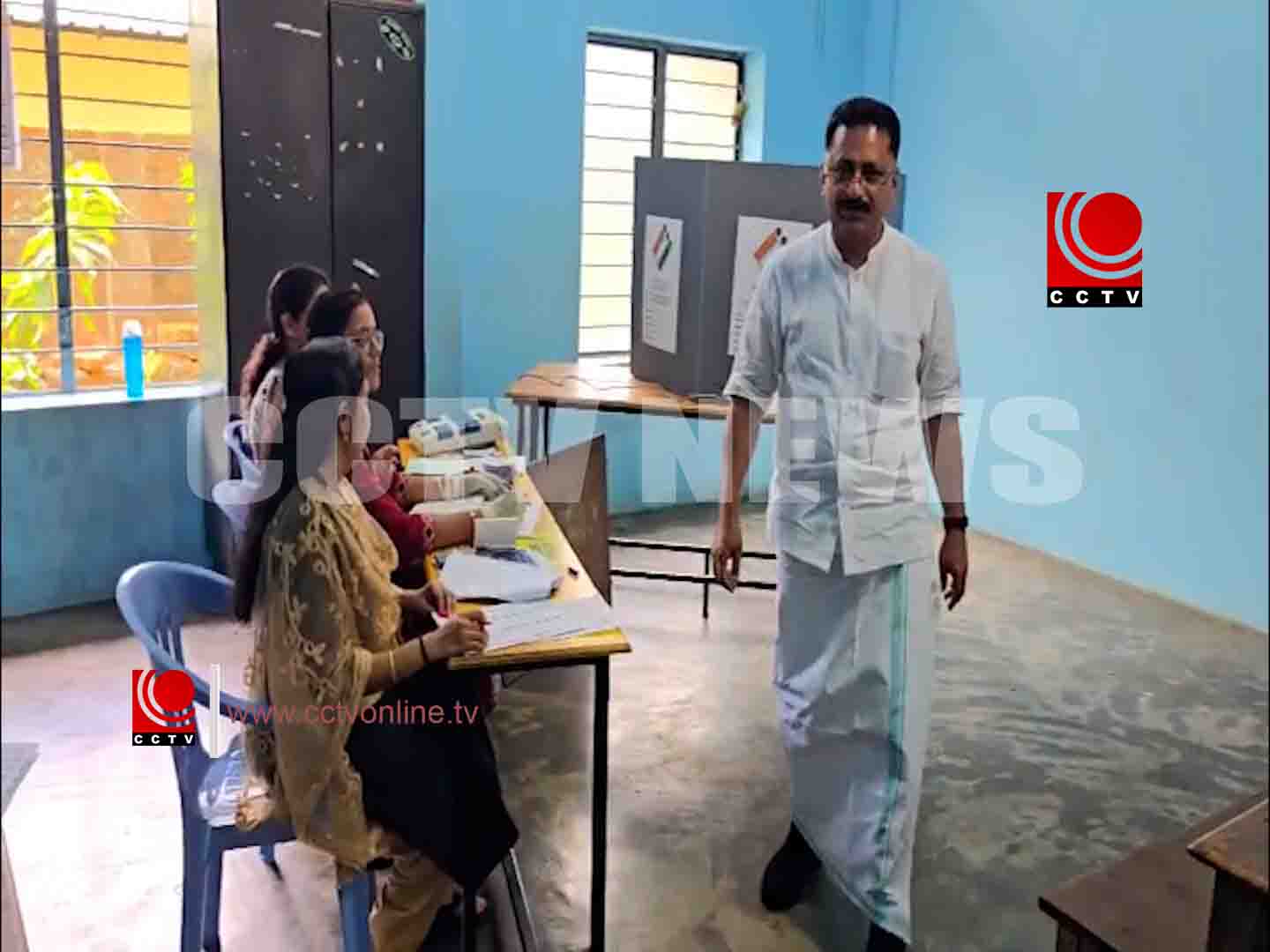 തവനൂര് മണ്ഡലത്തിലെ എല്.ഡി.എഫ് സ്ഥാനാര്ത്ഥി ഡോ.കെ.ടി.ജലീല് വോട്ട് രേഖപ്പെടുത്തി