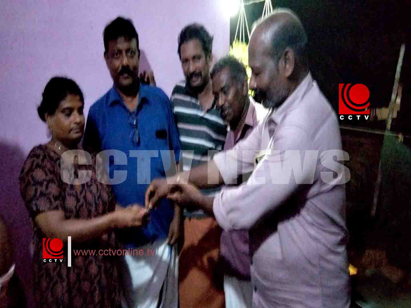 ഇലക്ഷന് പ്രചരണത്തിനിടെ കളഞ്ഞു കിട്ടിയ സ്വര്ണ്ണം ഉടമയ്ക്ക് തിരികെ നല്കി സിപിഐഎം പ്രവര്ത്തകന് മാതൃകയായി