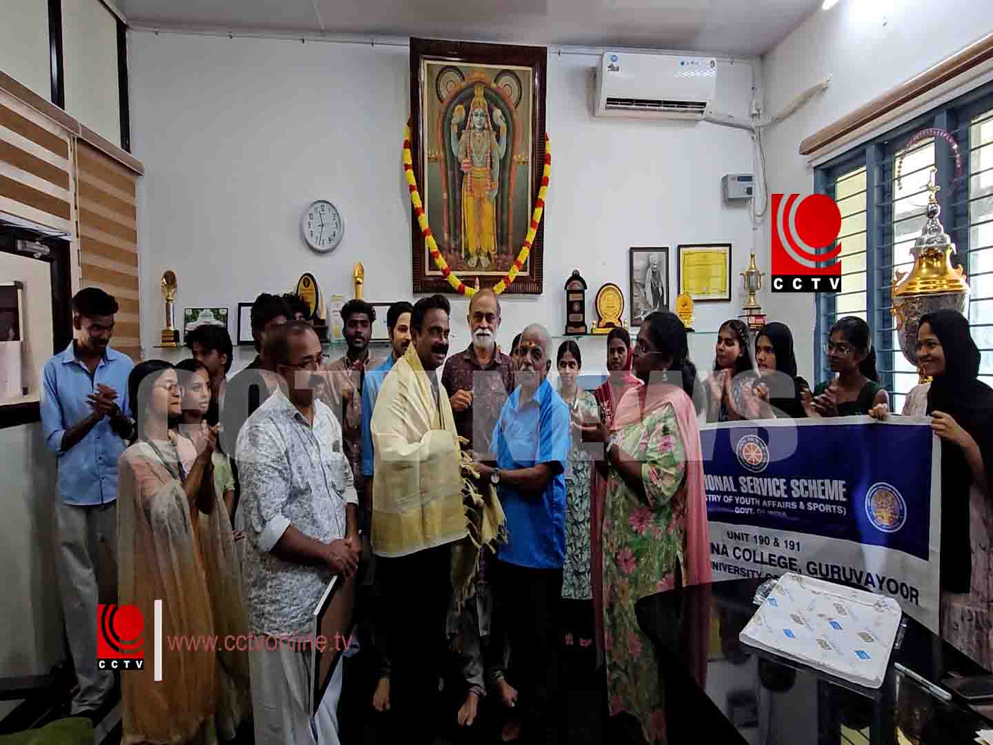 ദീര്ഘകാലം ഗുരുവായൂര് ശ്രീകൃഷ്ണ കോളേജ് പ്രിന്സിപ്പാളായി സേവനമനുഷ്ഠിച്ചിരുന്ന ഡോ. പി എസ് വിജോയിയെ ആദരിച്ചു