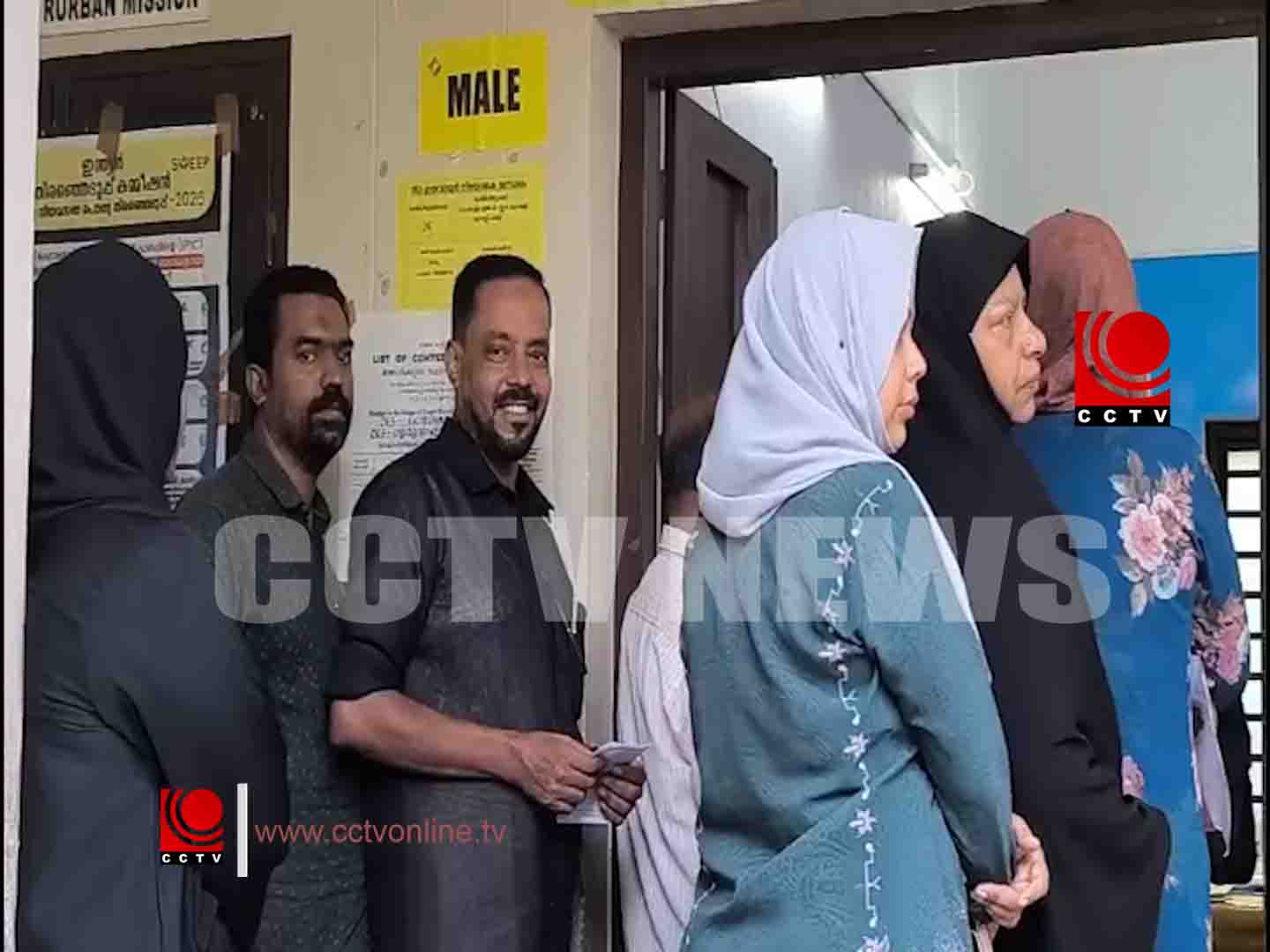 ഗുരുവായൂര് മണ്ഡലം എസ്.ഡി.പി.ഐ. സ്ഥാനാര്ഥി കെ.വി. അബ്ദുല് നാസര് വോട്ട് രേഖപ്പെടുത്തി