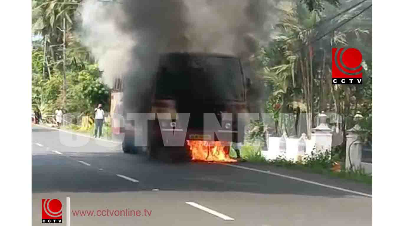 ഓടിക്കൊണ്ടിരുന്ന കെഎസ്ആര്ടിസി ബസിന് തീപിടിച്ചു