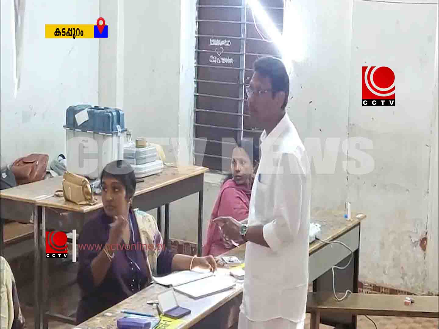 യുഡിഎഫ് സ്ഥാനാര്ഥി സി.എച്ച്. റഷീദ് വോട്ട് രേഖപ്പെടുത്തി