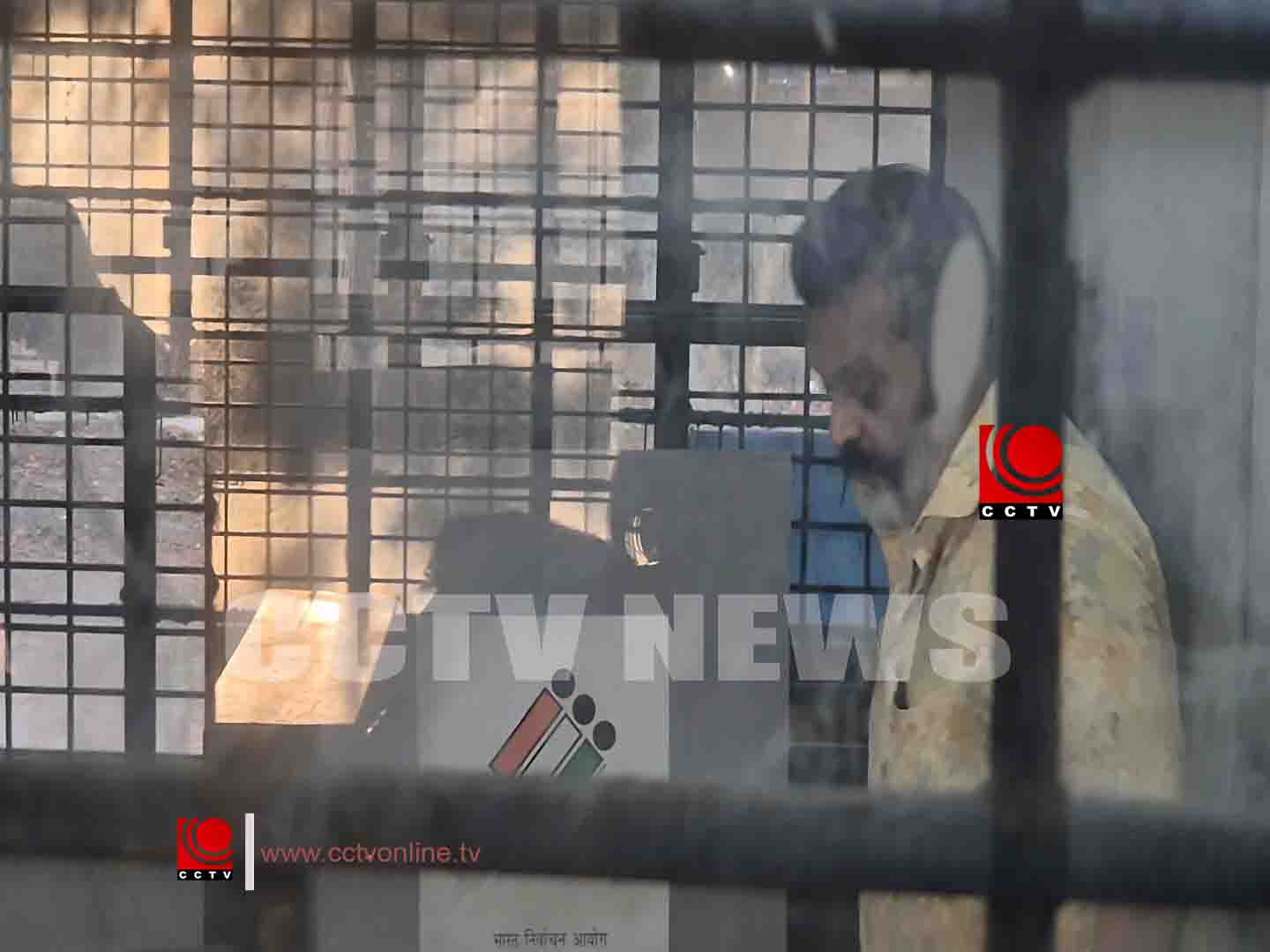 കേന്ദ്ര സഹമന്ത്രി സുരേഷ് ഗോപി ഗുരുവായൂരില് വോട്ട് രേഖപ്പെടുത്തി