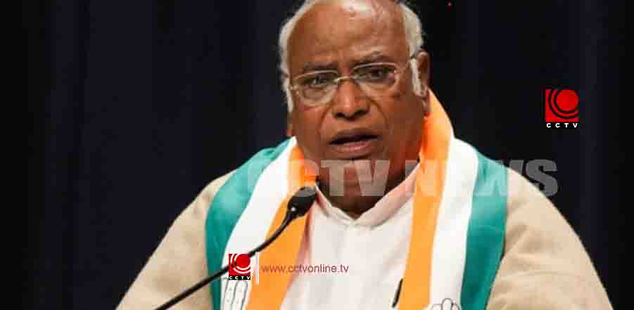 ’10 വർഷമായി കേരളത്തിന്റെ ക്രമസമാധാന നില വളരെ മോശം; എതിർക്കുന്ന ശബ്ദങ്ങളെ അടിച്ചമർത്തുന്നു, ഇതാണോ ജനാധിപത്യം’; വിമർശിച്ച് മല്ലികാർജുൻ ഖർഗെ