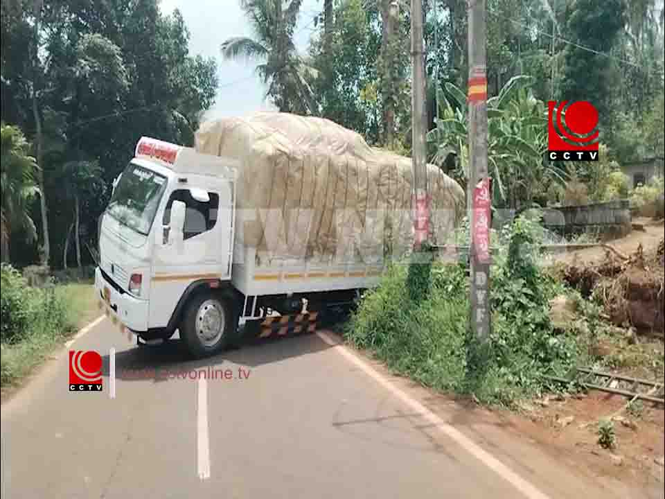 കല്ലുംപുറം – പഴഞ്ഞി റോഡില് ലോറി താഴ്ന്നതിനെ തുടര്ന്ന് ഗതാഗതം തടസ്സപ്പെട്ടു