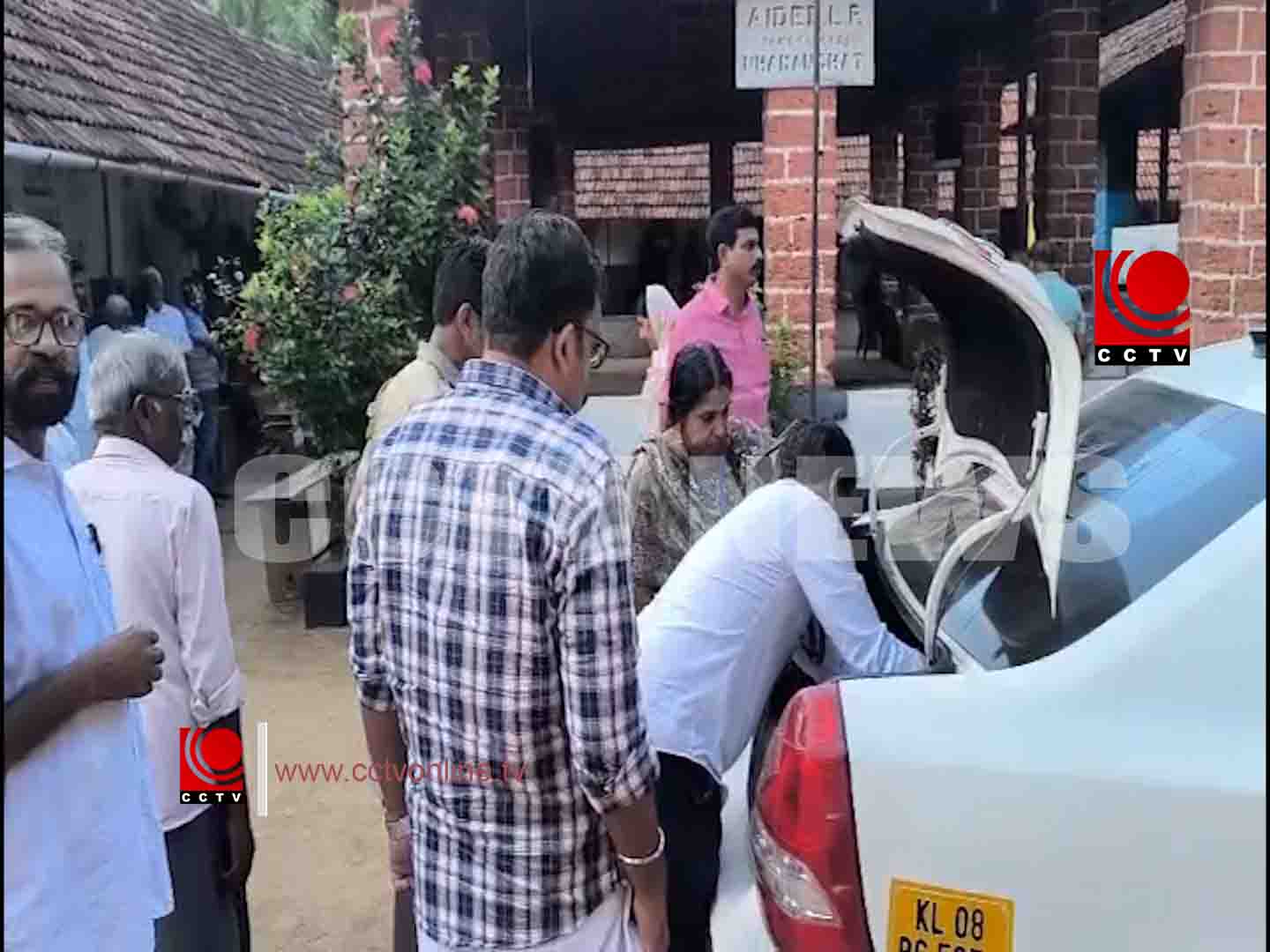 ഞമനേംങ്ങാട് ഓള്ഡ് എ എല് പി സ്കൂളില് ഇവിഎം മെഷീന് തകരാറിലായി