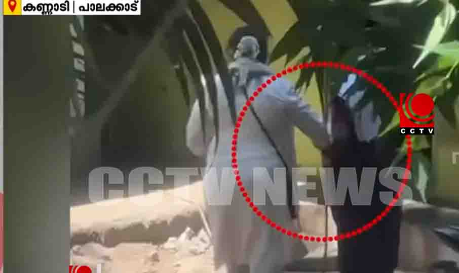 പാലക്കാട്ട് വോട്ടിന് പണം; ബിജെപി പ്രവർത്തകർ ശോഭാ സുരേന്ദ്രന്റെ സാന്നിധ്യത്തിൽ പണം വിതരണം ചെയ്യുന്ന ദൃശ്യങ്ങൾ പുറത്ത്