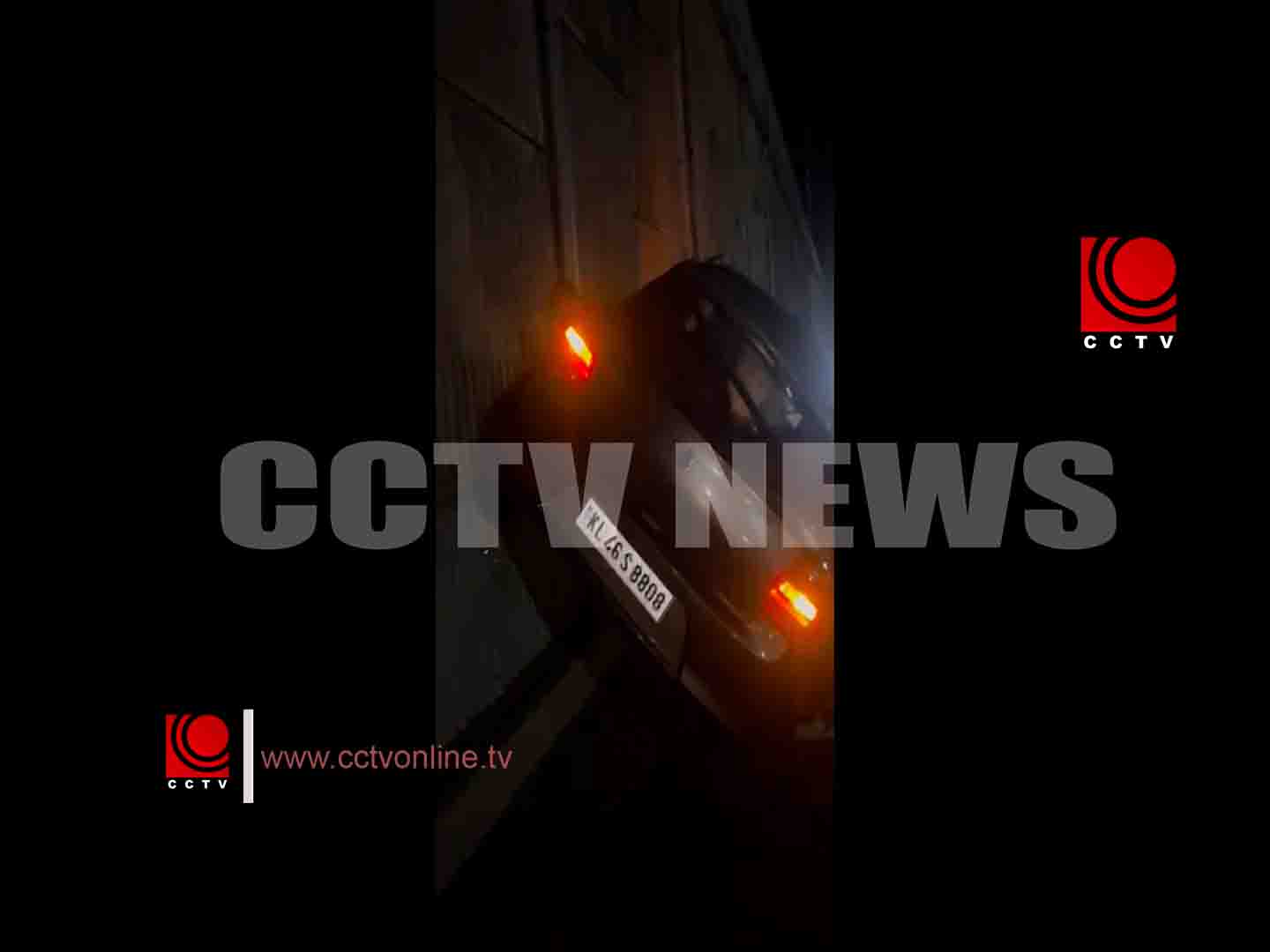 നിയന്ത്രണംവിട്ട കാര് ഡിവൈഡറിലിടിച്ച് അപകടം; രണ്ടുപേര്ക്ക് പരിക്ക്