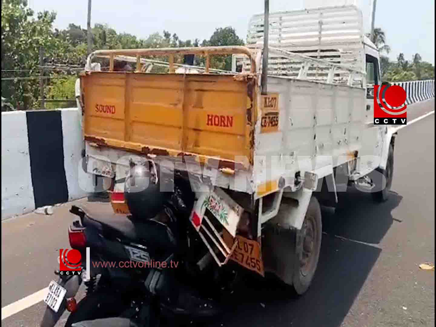 അകലാട് പിക്കപ്പ് വാനിന് പിറകില് സ്കൂട്ടറിടിച്ച് അപകടം: യുവാവിന് പരിക്ക്