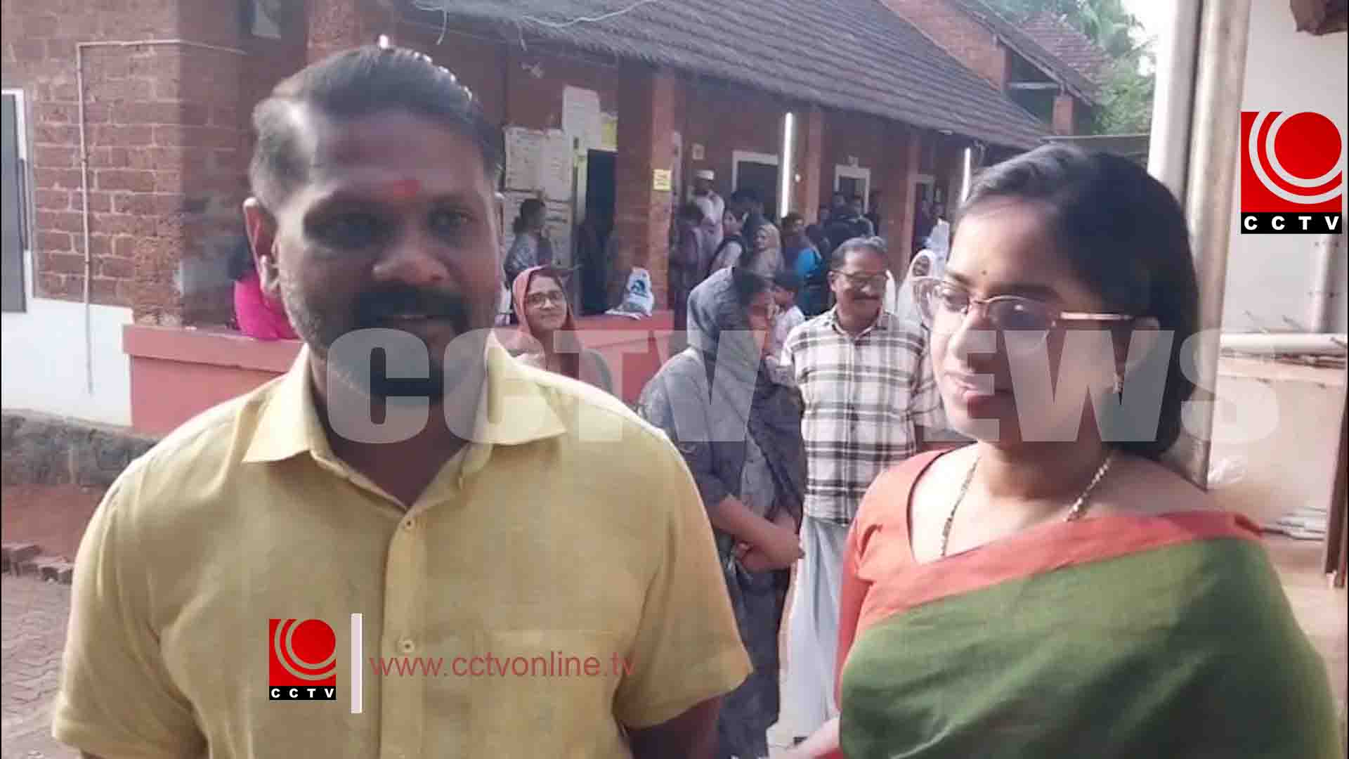 എന് ഡി എ സ്ഥാനാര്ത്ഥി കെ ആര് റെജില് വോട്ട് രേഖപ്പെടുത്തി