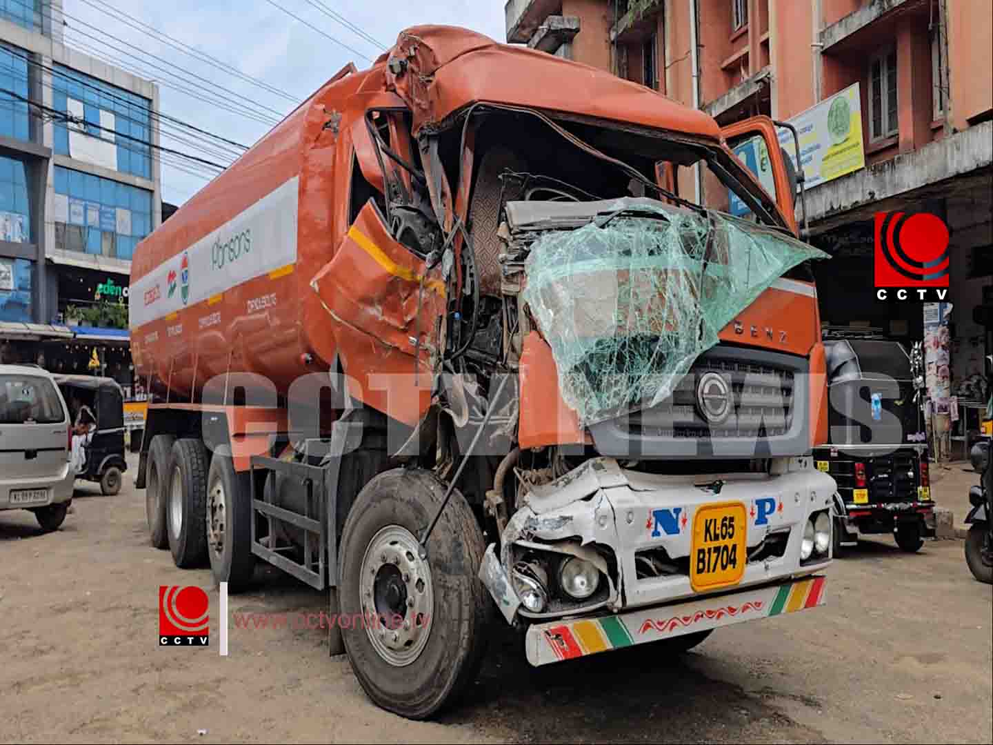 കെഎസ്ആര്ടിസി ബസ്സും ടാങ്കര് ലോറിയും കൂട്ടിയിടിച്ച് അപകടം ; ടാങ്കര് ലോറി ഡ്രൈവര് ഒരു മണിക്കൂറോളം കാബിനില് കുടുങ്ങി