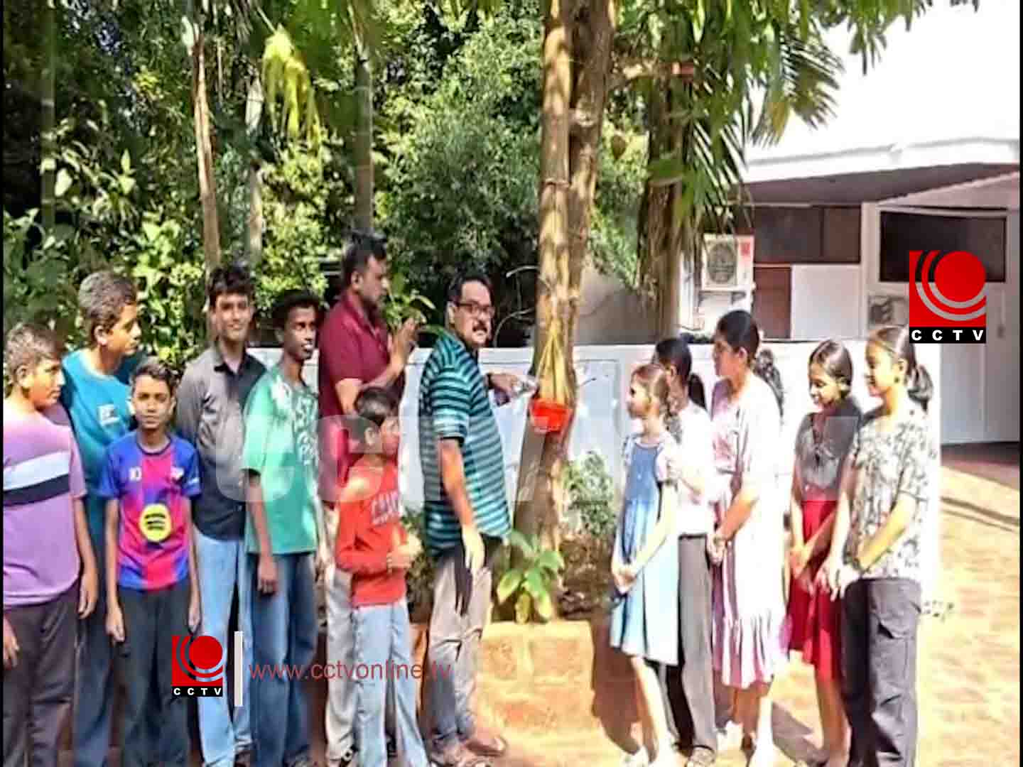 കടുത്ത ചൂടില് ദാഹിക്കുന്ന പക്ഷികൾക്ക് തുണയായി കുട്ടിക്കൂട്ടം