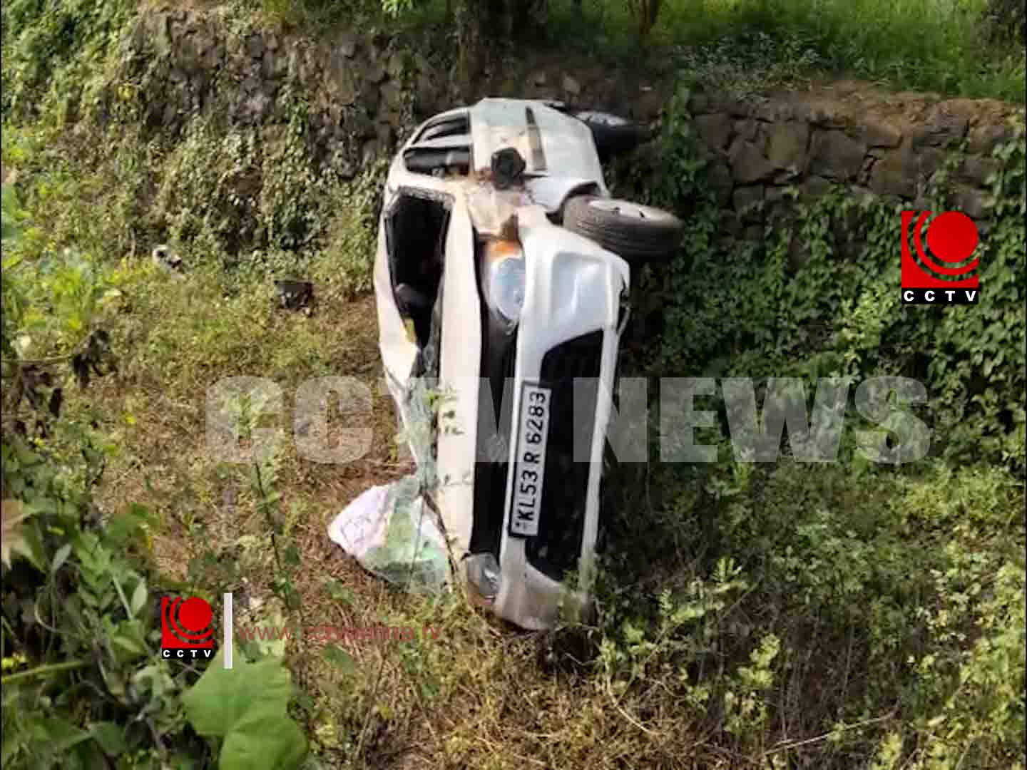 നിയന്ത്രണം വിട്ട കാര് തോട്ടിലേക്ക് മറിഞ്ഞ് അപകടം; നാല് പേര്ക്ക് പരിക്ക്