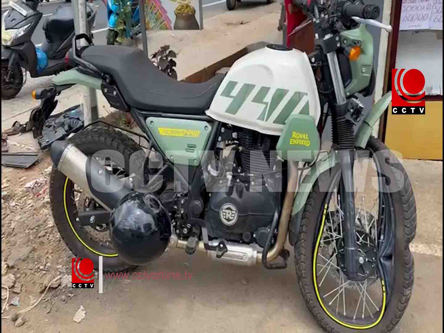 കാറും ബൈക്കും കൂട്ടിയിടിച്ച് രണ്ട് വയസ്സുകാരി ഉള്പ്പെടെ നാല് പേര്ക്ക് പരിക്ക്