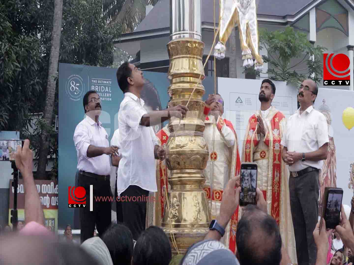 പാവറട്ടി തീര്ത്ഥകേന്ദ്രത്തില് വലിയ തിരുന്നാളിന് കൊടിയേറി