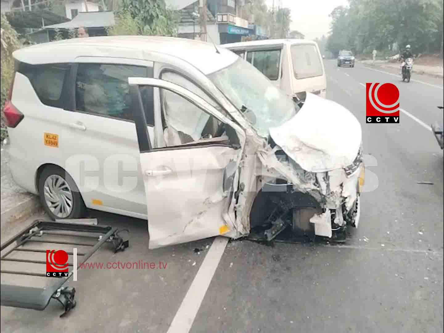 പെരുമ്പിലാവില് ടെമ്പോ ട്രാവലറും കാറും കൂട്ടിയിടിച്ച് അപകടം