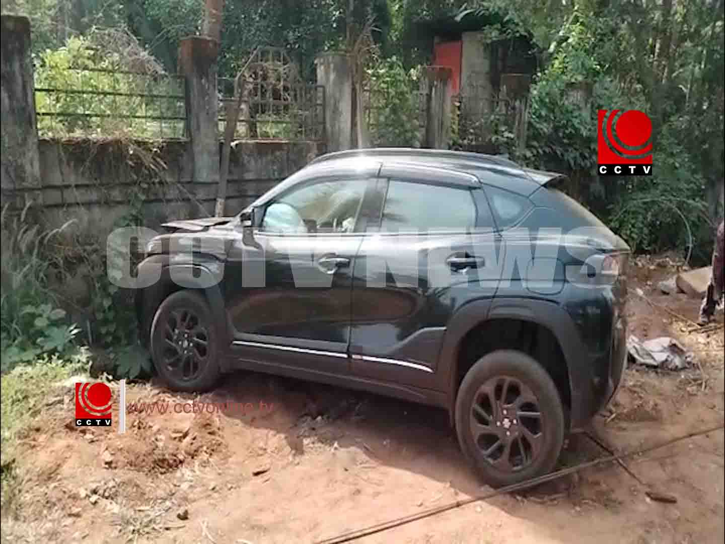 നിയന്ത്രണം വിട്ട കാര് ഇലക്ട്രിക് പോസ്റ്റില് ഇടിച്ച് അപകടം; യുവതിക്ക് പരിക്ക്