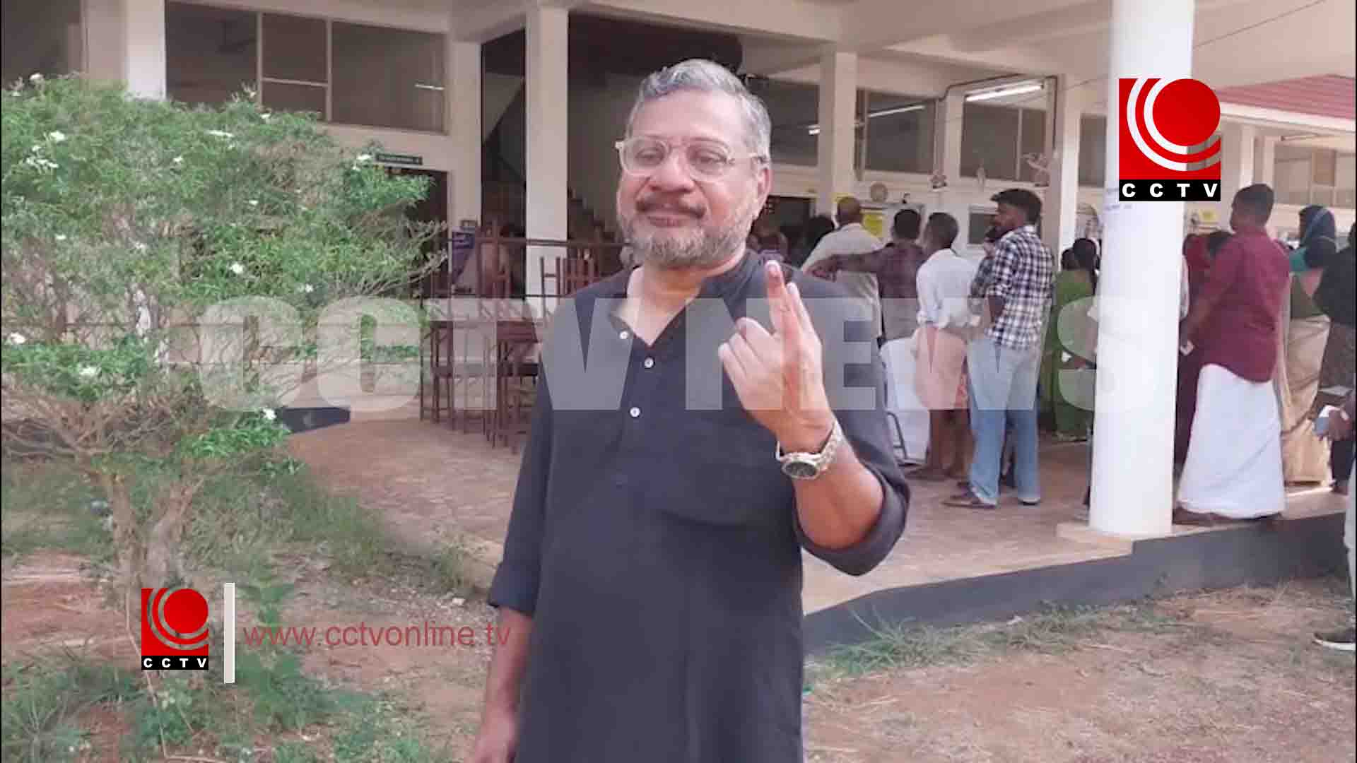 കവിയും, ഗാനരചയിതാവുമായ റഫീഖ് അഹമ്മദ് വോട്ട് രേഖപ്പെടുത്തി