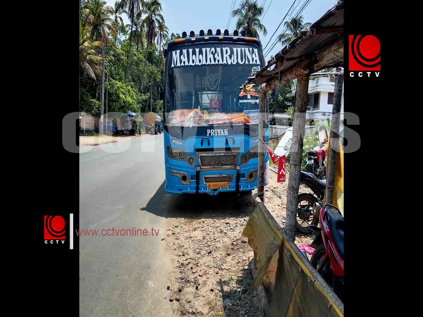 ബസ്സ് ഇടിച്ച് സ്കൂട്ടര് യാത്രികരായ രണ്ട് സ്ത്രീകള്ക്ക് പരിക്ക്