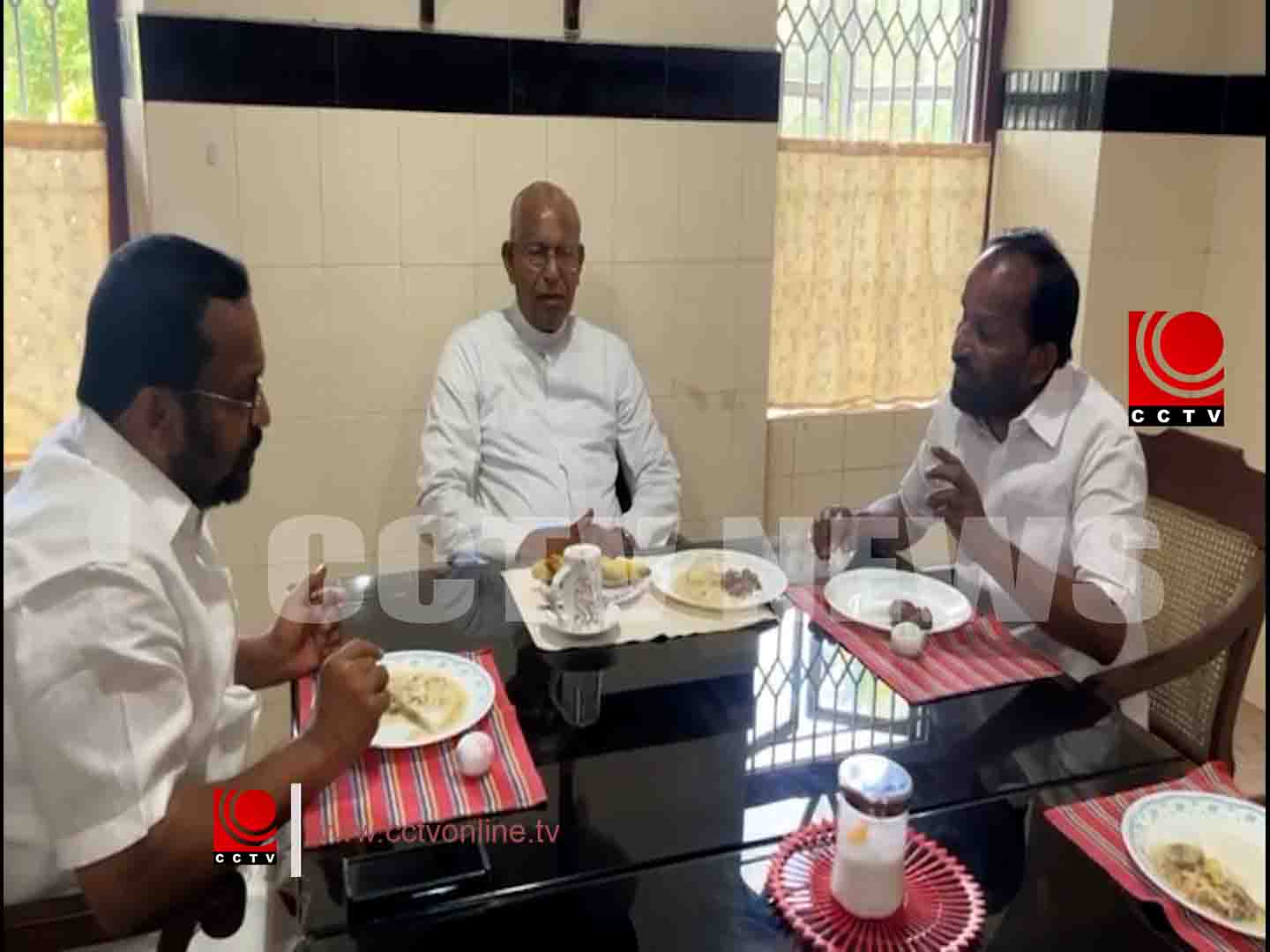 ഈസ്റ്റര് ദിനത്തില് തൃശൂര് അതിരൂപതാ ആര്ച്ച് ബിഷപ്പ് മാര് ആന്ഡ്രൂസ് താഴത്തിനൊപ്പം പ്രാതല് കഴിച്ച് സ്ഥാനാര്ത്ഥികള്