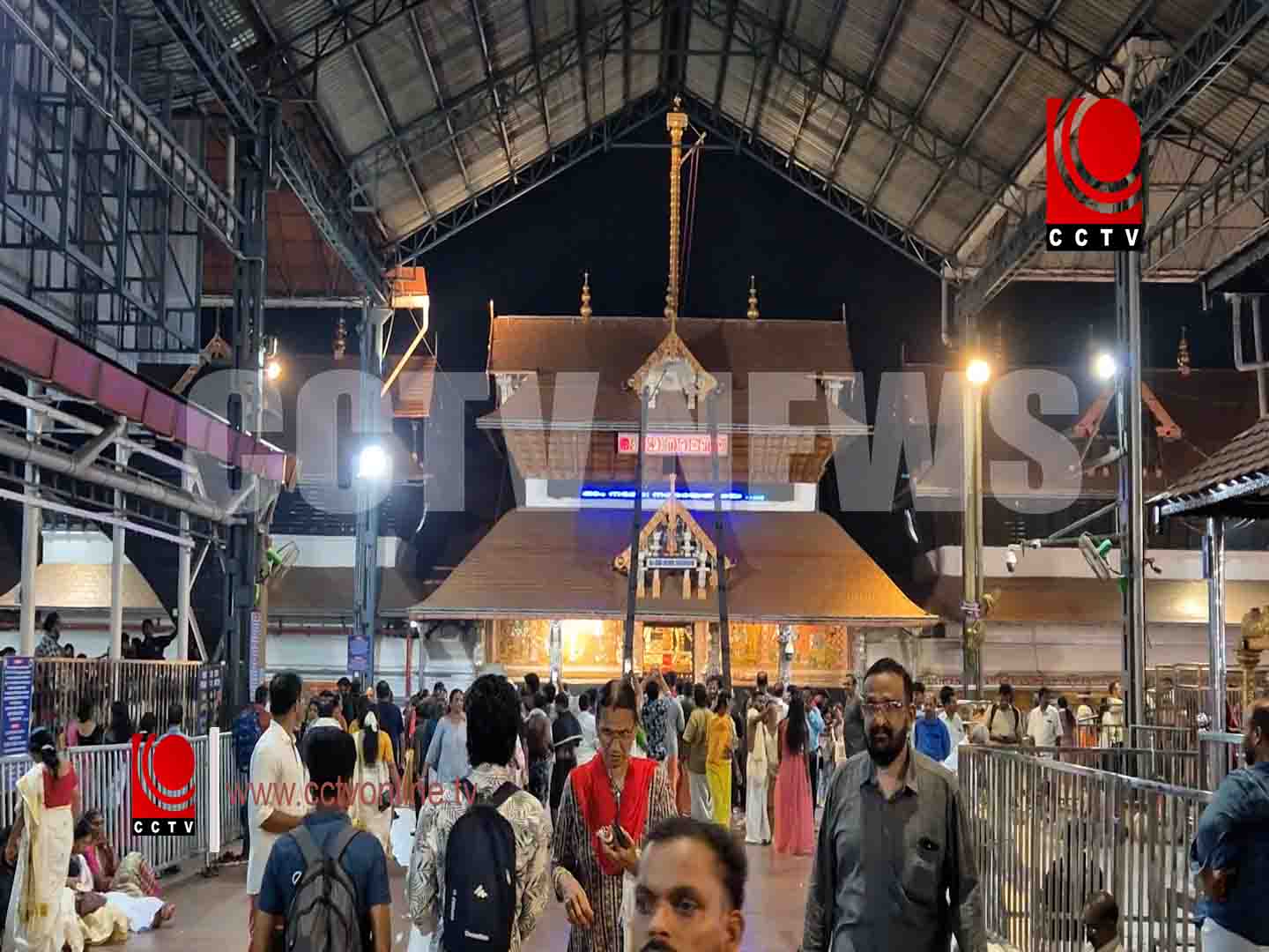 വിഷുപ്പുലരിയില് കണ്ണനെ കണി കാണാന് ആയിരങ്ങളെത്തി