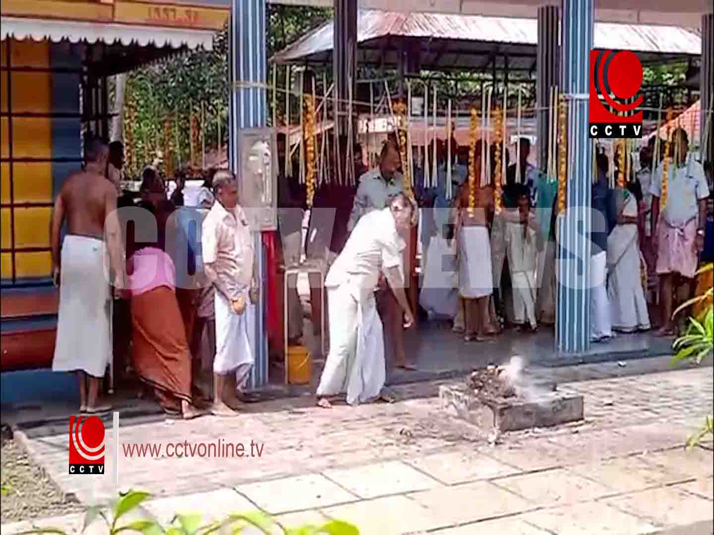 വിഷുദിനത്തിലെ നാളികേരമേറ് ഭക്തിസാന്ദ്രം