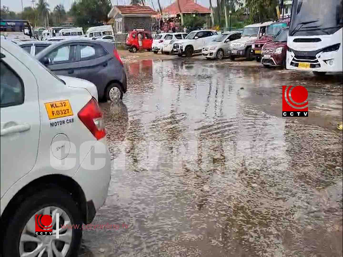 ചാവക്കാട്, കടപ്പുറം മേഖലയില് അപ്രതീക്ഷിത വേലിയേറ്റം; ബീച്ചിലെ പാര്ക്കിംഗ് ഗ്രൗണ്ട് വെള്ളത്തില് മുങ്ങി