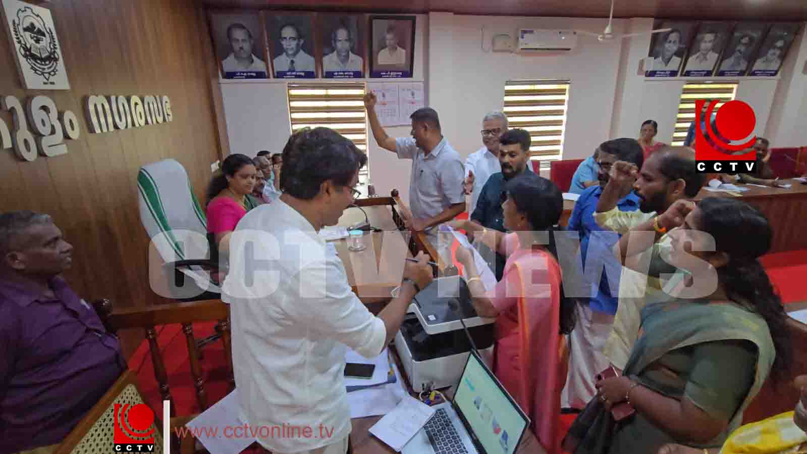 സംസാരിക്കാന് അനുമതി നല്കിയില്ല; കുന്നംകുളം നഗരസഭ കൗണ്സില് യോഗത്തില് ബിജെപി കൗണ്സിലര്മാരുടെ പ്രതിഷേധം