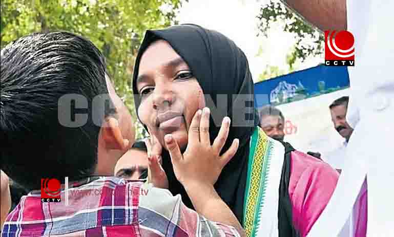“ഇത് പോരാട്ടത്തിന്റെ വിജയം, കൂടെ നിന്ന എല്ലാവർക്കും നന്ദി”; കോഴിക്കോട് മെഡിക്കൽ കോളജിൽ ജോലിയിൽ പ്രവേശിച്ച് ഹർഷിന