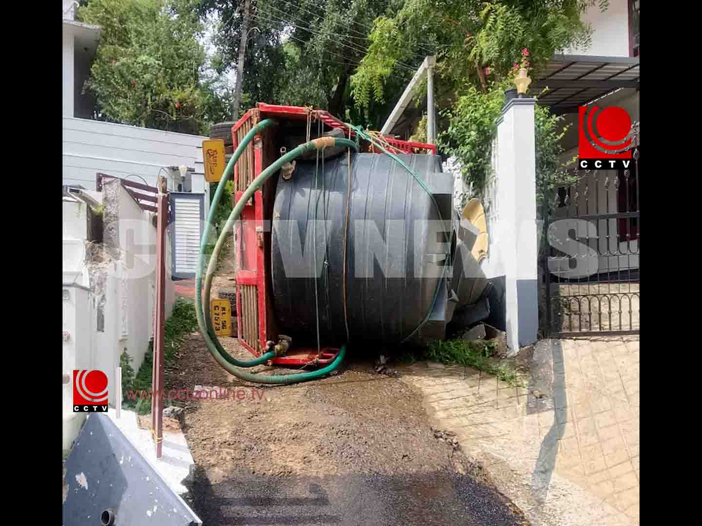 കുടിവെള്ള വിതരണ വാഹനം മറിഞ്ഞ് അപകടം