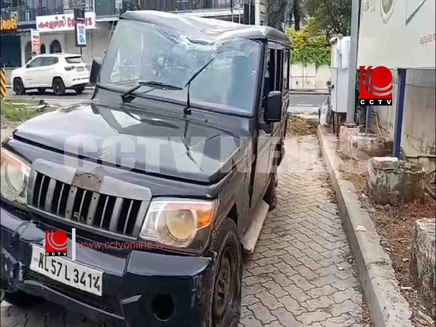 കേച്ചേരിയില് നിയന്ത്രണം വിട്ട കാര് വൈദ്യുതി പോസ്റ്റിലിടിച്ച് അപകടം