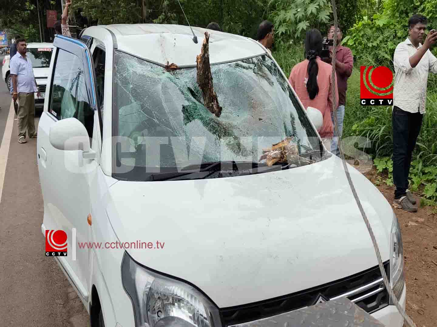 ഓടിക്കൊണ്ടിരുന്ന കാറിനു മുകളിലേക്ക് മരക്കൊമ്പ് പൊട്ടി വീണ് അപകടം