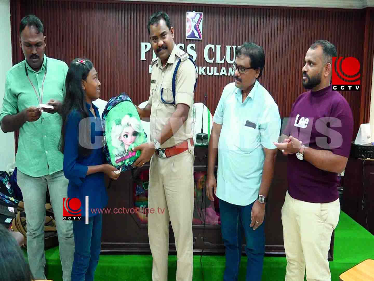 കുന്നംകുളം പ്രസ് ക്ലബ് അംഗങ്ങളുടെ മക്കള്ക്ക് പഠനോപകരണങ്ങള് വിതരണം ചെയ്തു